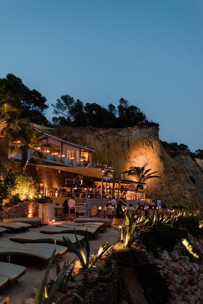 Cliff dining – SOLÉA Private